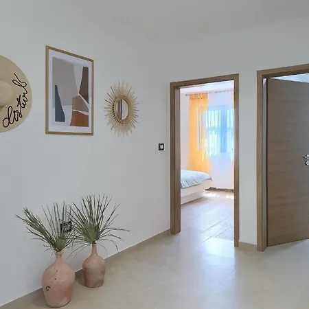 Amazing In With 4 Bedrooms Semesterbostad Pula