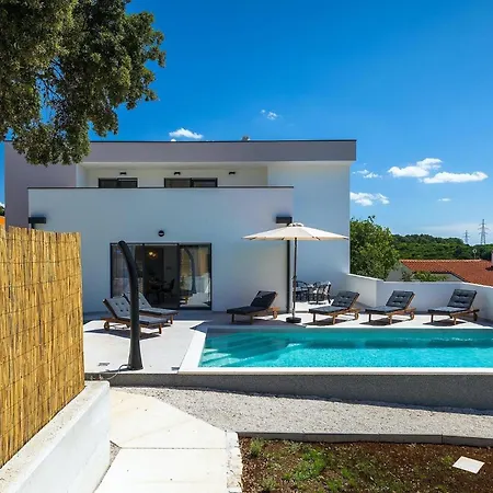 Amazing In With 4 Bedrooms * Pula