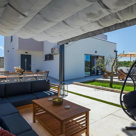 Amazing In With 4 Bedrooms