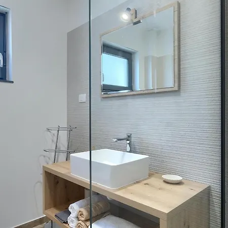 Amazing In With 4 Bedrooms Holiday home