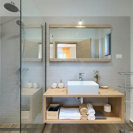 Amazing In With 4 Bedrooms Holiday home Pula