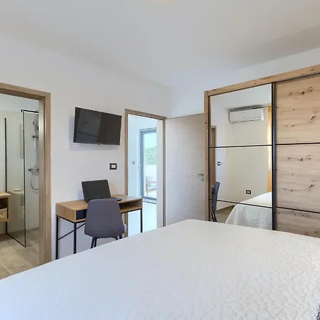 Holiday home Amazing In With 4 Bedrooms Pula