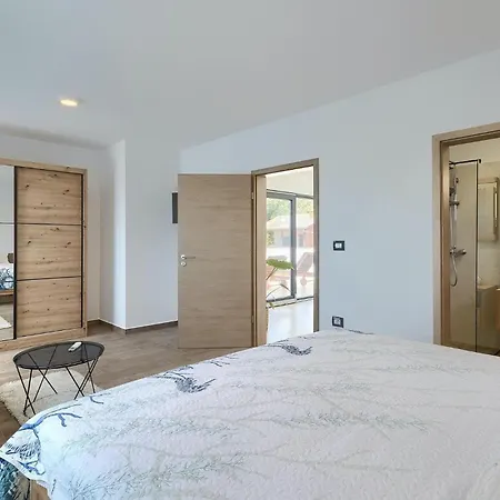 Amazing In With 4 Bedrooms Holiday home