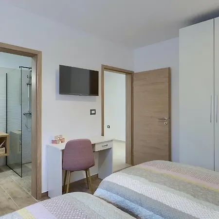 Amazing In With 4 Bedrooms Holiday home *