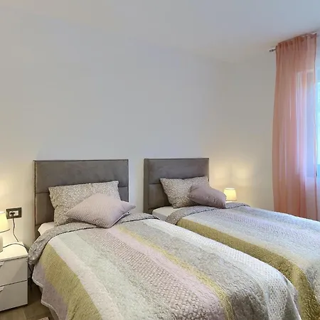 Amazing In With 4 Bedrooms Holiday home Pula