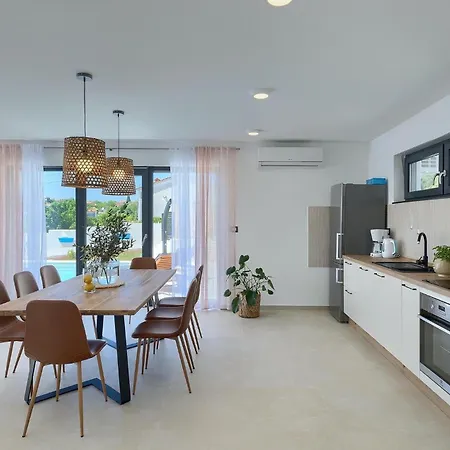 Amazing In With 4 Bedrooms Holiday home *