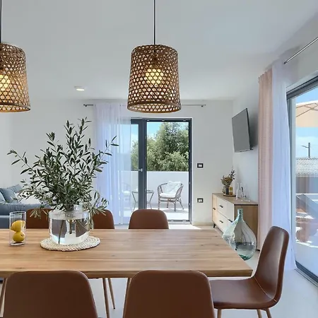 Amazing In With 4 Bedrooms * Pula