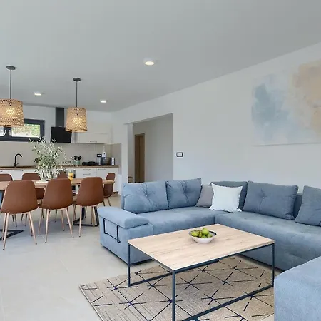 Amazing In With 4 Bedrooms