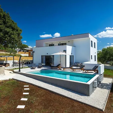 Amazing In With 4 Bedrooms * Pula
