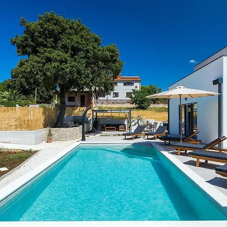 Amazing In With 4 Bedrooms Holiday home *