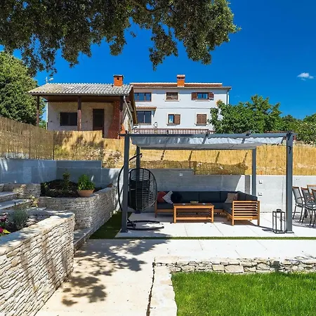 Amazing In With 4 Bedrooms Holiday home Pula