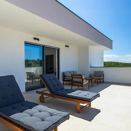 Amazing In With 4 Bedrooms Pula