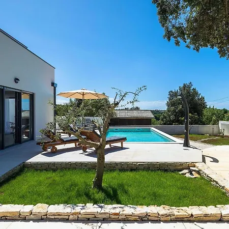Amazing In With 4 Bedrooms Holiday home