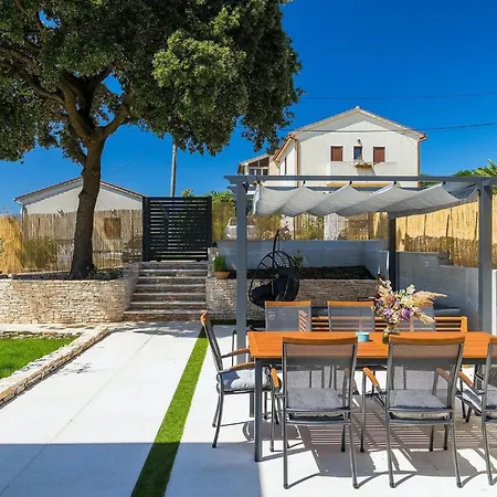 Amazing In With 4 Bedrooms Holiday home Pula