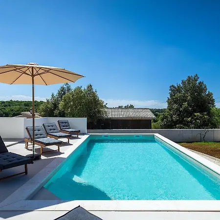 Amazing In With 4 Bedrooms Holiday home