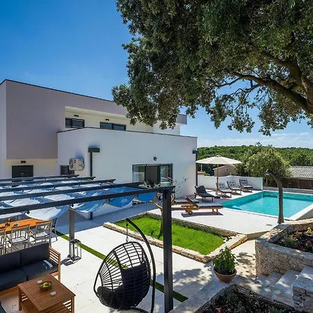 Amazing In With 4 Bedrooms Holiday home Pula